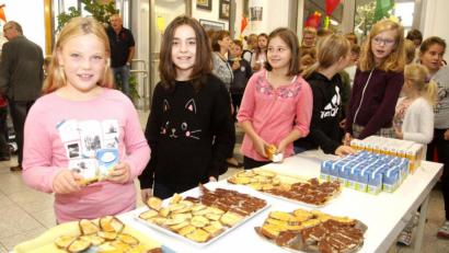 Bild: Hirsch
Die Kinder der Grundschule Klardorf bedienten sich am Büffet des Eine-Welt-Ladens. Mit Liedern gestalteten sie die Auftaktsveranstaltung zur Eintopf-Aktion am Sonntag im Landratsamt.