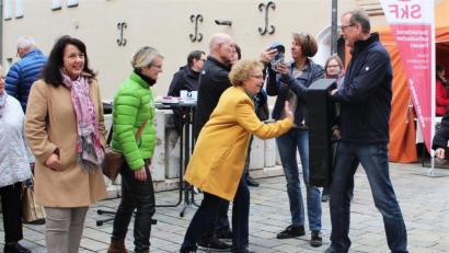 Bild: dwi
Bürgermeisterin Brigitte Netta (Mitte) schlägt zu. Sie macht damit auf das Schicksal vieler Frauen aufmerksam, die Gewaltopfer sind. An ihrer Seite klären auch Ammerthals Bürgermeisterin Alexandra Sitter (links), Susanne Herding (Frauen-Union, Zweite von links) und die Zweite Kümmersbrucker Bürgermeisterin Birgit Singer-Grimm (Zweite von rechts) auf.