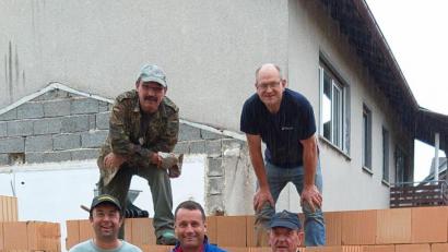 Bild: ads
Stellvertretender Bürgermeister Uwe Bergmann (vorn Mitte) macht sich ein Bild von den Bauarbeiten am Vereinsheim in Kemnath, wo er als fleißige Bauhelfer Rudolf Gebert und Wolfgang Rom (hinten, von links) sowie Manfred Birner und Josef Werner (vorn, von links) antrifft.