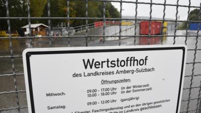 Bild: Petra Hartl
Eine Stunde mehr am Samstag würde den üblichen Andrang entzerren und die damit verbundenen Wartezeiten bei den Wertstoffhöfen (im Bild Poppenricht) minimieren, argumentierten die Freien Wähler. Damit kamen sie wegen der Mehrkosten aber nicht durch.