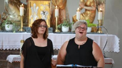 Bild: njn
Bettina Mildner und Stephanie Gröger (von links) singen am Sonntag in der Steinwaldkirche