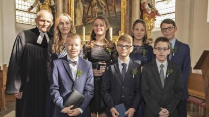 Repro: nm
Ein außergewöhnlicher Termin für die Konfirmation. Pfarrer Herbert Sörgel verabschiedet sich in wenigen Tagen. Deshalb wurde der Erntedanksonntag für das Fest ausgewählt.