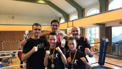 Bild: mzi
Die erfolgreichen Boxer beim Turnier in Oelsnitz: Hinten von links: Manuel Propp (Betreuer), Vlad Schefer, Ruslan Schönfeld (Trainer). Vorne von links: Erik Propp, Michael Metzler.