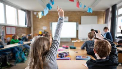 Bild: Daniel Reinhardt
Schüler melden sich im Unterricht. Foto: Daniel Reinhardt/dpa