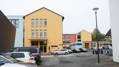 Bild: Gabi Schönberger
Der Platz vor der Lobkowitz-Realschule ist alles andere als ansehnlich. Stadt und Landkreis Neustadt wollen das ändern.