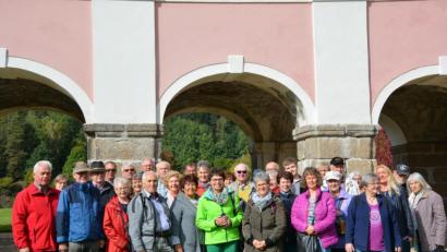 Bild: mül
Im Bild die VHS-Reisegruppe nach der Führung im Garten des Petschauer Schlosses.