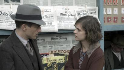 Bild: Frédéric Batier/ARD Degeto/dpa
Charlotte Ritter (Liv Lisa Fries) und Gereon Rath (Volker Bruch) beratschlagen sich.