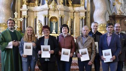 Bild: sck
Diakon Franz-Josef Reck (links) und Wallfahrtsführer Ernst Schalanda (rechts) ehrten langjährige Gößweinstein-Wallfahrer (von links): Rebecca Lennartz, Renate Kohl, Carola Haberberger, Bruno Haberberger, Josef Stiefler-Ebert und Jens Wittmann.
