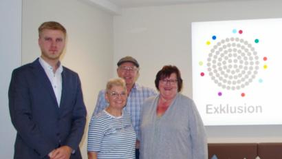 Bild: njn
Hotelmitarbeiter Aleksander Bogucki (links) und Christine Trenner (rechts) von der Steinwald-Allianz mit den Gästen Renate und Walter Wailersbacher.