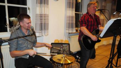 Bild: krb
Christian "Pflaume" Weiß (rechts) und Luca "Doni" Donhauser sorgen im DJK-Sportheim für beste Stimmung