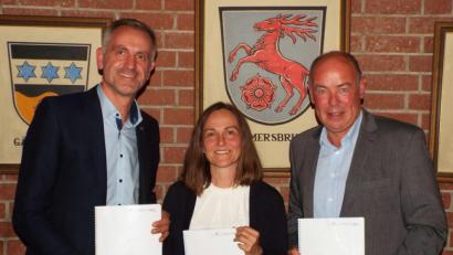 Bild: e
Markus Rösch (links), Architekt und Stadtplaner, Tanja Korzer, UMS Stadtstrategien Leipzig, überreichen das städtebauliche Entwicklungskonzept ISEK an Bürgermeister Roland Strehl.