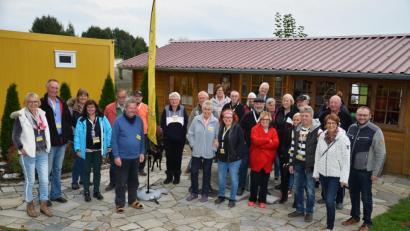 Bild: fjo
Das 15-jährige Jubiläum des Vereins "Solo im Reisemobil" feiern die beiden Waidhauser Bürgermeister Markus Bauriedl und Margit Kirzinger auf dem Campingplatz von Hermann Träger (vorne, von rechts) mit.