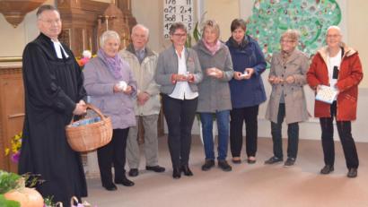 Bild: dob
Der evangelische Stadtpfarrer Dieter Schinke (links) und Chorleiterin Ulrike Kießling (rechts) dankten den engagierten Kirchenchormitgliedern, die sich seit Jahrzehnten zum Lob Gottes in der evangelischen Kirchengemeinde einbringen. Erika Hilburger (Zweite von links) ist seit 60 Jahren aktive Sängerin und sie wird nicht müde, dies auch weiterhin zu tun.