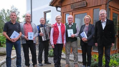 Bild: nm
Bei Konrad und Anni Kraus (Dritter und Vierte von rechts) steht ein Festtag an. Gemeinsam mit den Helfern präsentierten sie beim "Gerstbauer" ein neues Buch des Altbürgermeisters.