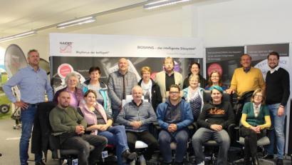 Bild: Picasa
Eine besondere Monatsversammlung war für die BRK-Mitglieder der "Ausflug" zur Firma Haider-Metall. Mit auf dem Bild (stehend von rechts) BRK-Bereitschaftsleiter Sven Lehner sowie die Firmenchefs Eduard Haider und Alexander Haider (links).