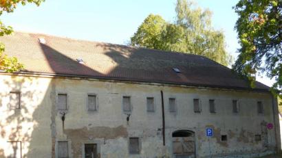 Bild: dob
Aus diesem Aschenputtel könnte bald eine schöne Prinzessin werden, wenn es nach dem Willen des Landkreises geht, in dessem Besitz sich das Gebäude befindet.