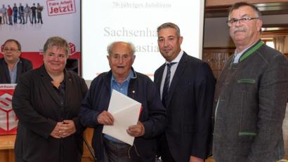 Bild: chl
Heike Stoffels (links), Robert Hechtl (rechts) und Bezirksvorsitzender Christian Lang (Zweiter von rechts) bei einer nicht-alltäglichen Ehrung: Sebastian Sachsenhauser aus Trisching ist seit 1949 Mitglied der IG BAU.