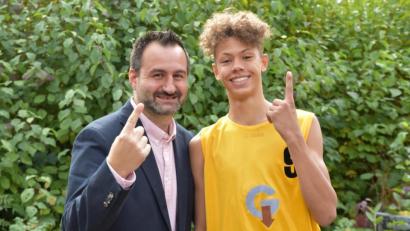 Bild: Tobias Schwarzmeier
Das Neustädter Basketballtalent Jariah "JT" Oliver (rechts) mit seinem Coach Gabi Ionescu. Beim Bundesjugendlager des DBB in Heidelberg verpasst Oliver vorerst knapp den Sprung in den Nationalkader, schafft es aber unter die besten 40 Basketballer seines Jahrgangs in Deutschland.