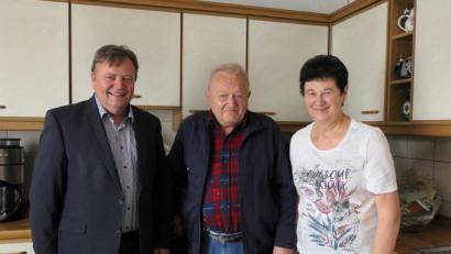 Bild: hos
Maria und Ludwig Steiner aus Döltsch feiern goldene Hochzeit. Bürgermeister Gerhard Kellner gratuliert (links) zum Ehejubiläum.