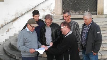 Bild: jr
Noch im Oktober soll mit der Tragwerksplanung für die Sanierung der Pfarrkirche Leonberg begonnen werden. Unser Bild zeigt (von links) Diplomingenieur Ferdinand Lehner, Stefan Greber (Kirchenverwaltung), Architekt Thomas Sticht, Kirchenpfleger Wolfgang Kreger, sowie Josef Schuller (Kirchenverwaltung) und Theo Dietz (Pfarrgemeinderat).