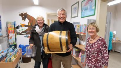 Archivbild: bsc
Mit einem erlesenen Wein aus dem Norden Italiens überraschten im vergangenen Jahr Autor Dieter Schraml (Mitte) und seine Frau Silvia (links) Büchereileiterin Monika Seidel (rechts). Literarische und alkoholische Köstlichkeiten – selbstverständlich gibt es auch Getränke ohne Alkohol - sollen auch in diesem Jahr den Wein-Lese-Abend bereichern.