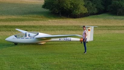 Bild: Alexander Krone (luf) 
Die 15-jährige Flugschülerin Sana Jumah nach ihrem ersten Alleinflug