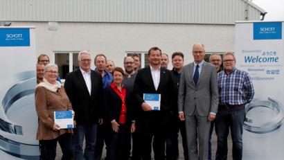 Bild: Schott AG/exb
Der Generalsekretär der Bayern-SPD, MdB Uli Grötsch (Sechster von rechts), war zu Gast beim Betriebsrat der Schott AG in Mitterteich. Standortleiter Stefan Rosner (Dritter von rechts) und die Betriebsräte um Vorsitzenden Franz Malzer (Vierter von links) hießen ihn im größten Glaswerk der Oberpfalz willkommen.