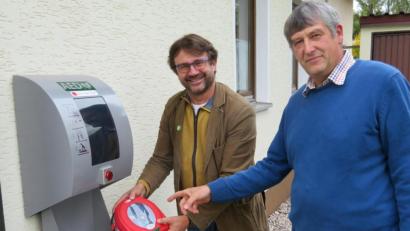 Bild: ow
In Mockersdorf gibt es nun einen Defibrillator, und zwar am Feuerwehrhauses. Bürgermeister Wolfgang Haberberger (links) lässt sich von Kommandant Gerhard Müller (rechts) in die Funktionsweise dieses lebensrettenden Gerätes erklären.