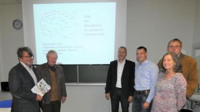 Bild: fua
Studiendirektor Friedrich Wölfl a.D. sprach mit Heimatpfleger Robert Treml, Kreisjugendring-Vorsitzendem Jürgen Preisinger, Zweitem Vorsitzenden des Kreisjugendrings Andreas Malzer, FDP-Kreisvorsitzendem Reinhard Heinrich und VHS-Leiterin Angelika Schraml (von links) über die Möglichkeiten der neuen Initiative.
