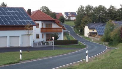 Bild: br
Entlang der Dorfstraße in Menzlas (Bild) soll die Straßenbeleuchtung erweitert werden. Die in der Gemeinderatssitzung beschlossene Auftragsvergabe an die Bayernwerk Netz GmbH in Weiden sieht fünf weitere Straßenlampen vor.