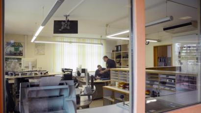 Bild: Gabi Schönberger
Baustelle Polizeiinspektion Weiden: Die bestehende Wache dort wird bis Herbst 2020 umgebaut, ein Provisorium gegenüber geschaffen und eine neue Post- und Servicestelle errichtet.