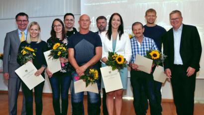 Bild: Karoline Gajeck-Scheuck/exb
Ehrungen standen bei den Stadtwerken auf der Tagesordnung (von links): Geschäftsführer Stephan Prechtl, Theresa Ehrnsperger, Angelika Koller, Daniel Wanninger, Stephan Gruber, Thomas Reiß, Erika Termer, Peter Falk, Benjamin Hüttner und OB Michael Cerny.