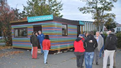 Bild: ak
Etwas verdutzt begutachtete der Bauausschuss den Imbissstand auf dem Parkplatz beim Schützenhaus. Obwohl dieser als mobil angezeigt worden war, ist der Verkaufs- und Gastraum fest installiert.