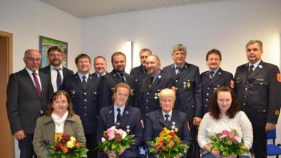 Bild: Fürst
Stellvertretender Landrat Albert Nickl, Bürgermeister Wolfgang Haberberger (stehend, von links) und Kreisbrandinspektor Harald Schwarz (stehend, rechts) gratulieren den Geehrten für ihre langjährige Treue zur Feuerwehr Neustadt am Kulm.