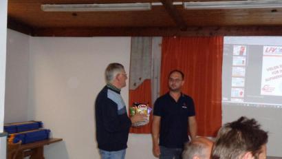 Bild: soj
Hans Enders (links) überreichte Referenten Michael Knott ein kleines Geschenk.