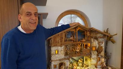 Bild: wec
Michael Elsner mit seiner größten Krippe, die gleich im Eingangsbereich seines Wohnhauses steht und den Besucher einstimmt, auf die unglaublich große Auswahl an Unikaten von selbst geschreinerten Weihnachtskrippen, Landschaften oder Laternenkrippen.