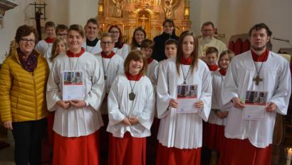 Bild: jr
Mehrere Ministranten standen beim Sonntagsgottesdienst in der Pfarrei Herz Jesu im Mittelpunkt. Im Bild (erste Reihe, von links) Pfarrgemeinderatssprecherin Silvia Sußmann, Marius Schneider, Emma Zauß, Verena Sußmann und Johannes Schmiedel sowie (hinten rechts) Pfarrer Robert Ploß mit weiteren Ministranten.