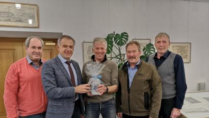 Bild: lnz
Nachträgliche Geburtstagswünsche und ein Geschenk erhielt SPD-Stadtrat Manfred Sommer (Mitte) von Bürgermeister Roland Grillmeier (Zweiter von rechts). Ebenfalls gratulierten die Fraktionssprecher, von rechts Bernhard Thoma (Freie Wähler) und Johann Brandl (SPD) sowie links Josef Schwägerl (CSU).