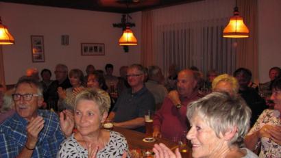 Bild: sei
Die Gäste waren beim Ausbuttern des Imkervereins im Gasthaus Kellerhaus bester Stimmung und klatschten bei der Musik von Gerhard und Andreas Träger kräftig mit.