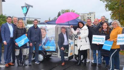 Bild: Kunz
Gut beschirmt: OB-Kandidat Benjamin Zeitler stellt sich auf "Zuhörtour" im Stadtteil Rehbühl den Fragen und Anregungen der Bürger.