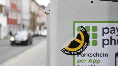 Bild: Petra Hartl
Dieser Sticker auf einem Parkscheinautomaten in der Ziegelgasse ist für sich genommen eine Bagatelle und sowieso schon wieder teilweise abgekratzt. In der Nacht zum Samstag sollen jedoch insgesamt rund 90 derartige Aufkleber, Plakate und Sprayereien von einer Gruppe, die der rechtsextremen Identitären Bewegung zuzurechnen sein soll, in der Innenstadt verteilt worden sein.