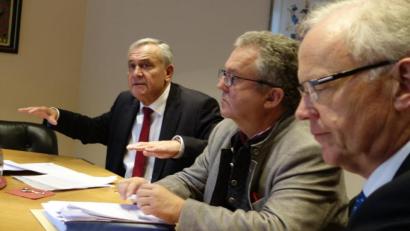 Bild: Norbert Schmieglitz
Irgendwo ist Schluss: Weidens Oberbürgermeister Kurt Seggewiß, Amtskollege Toni Dutz aus Wiesau und der stellvertretende Geschäftsführer des Städtetags, Thomas Kostenbader, (von links) fordern besseren Schutz für Kommunalpolitiker.