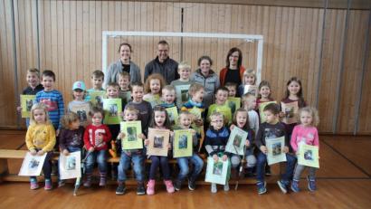 Bild: frd
Stolz präsentierte der OGV-Nachwuchs seine Urkunden des Sonnenblumenwettbewerbs. Ihnen gratulierten die Organisatoren (von links) Bettina Gilch, Vorsitzender Martin Stigler, Katrin Lingl und Manuela Thanner.