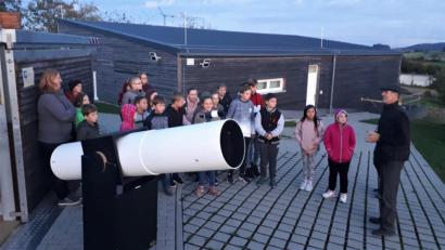 Bild: fz
Durch die großen Rohre die Sterne ganz nah sehen, das begeisterte die Kinder.