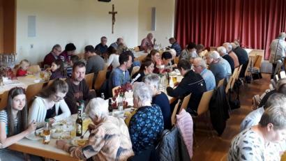 Bild: mez
Über 100 Gäste nutzten den insgesamt rund dreistündigen Erntedank-Brunch im Herz-Jesu-Pfarrheim, um sich zu stärken und miteinander in Gespräch zu kommen.