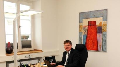 Bild: Stephan Huber
Die Aufnahme ist schon etwas älter, aber das liegt daran, dass auch die Redakteure und Fotografen der Amberger Zeitung eher selten ihre Zeit im Büro des Oberbürgermeisters verbringen. Wer möchte, kann am Sonntag, 20. Oktober, beim Tag der offenen Stadtverwaltung mit Michael Cerny tauschen und auf dem Chefsessel Platz nehmen – allerdings nur für ein Foto.