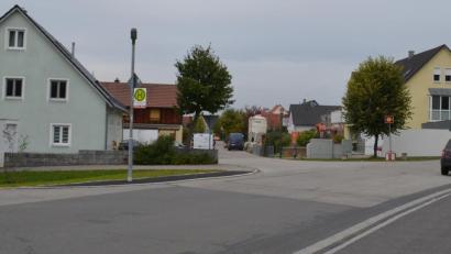 Bild: fz
Auf der Leuchtenberger Straße wird die Geschwindigkeitsbeschränkung auf 30 km/ nicht eingehalten und dann auch mit überhöhtem Tempo in die "30er Zone" eingefahren. Das Gesicht, das auf der Geschwindigkeitsmessanlage angezeigt wird, ist immer traurig.