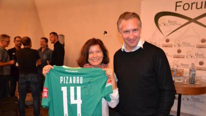 Bild: mr
Die Falkenbergerin Heidi Gleißner (links) freute sich über ein Pizarro-Trikot von Werder-Vorstand Frank Baumann. Der gebürtige Würzburger war beim Sportforum auf der Burg zu Gast.