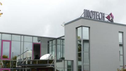 Bild: anv
Inotech strukturiert seine Standorte um. Die Spezialisierung der einzelnen Werke sieht vor, dass der Hauptsitz in Nabburg zum Entwicklungs- und Technologiecenter der Gruppe wird. Hier sollen auch Mehrkomponenten-Bauteile und komplexe Baugruppen gefertigt werden.