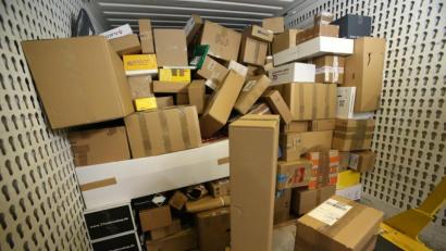 Bild: Bernd Wüstneck/dpa
In einer Paket-Zustellbasis steht eine LKW-Ladung Pakete. Rund 7,5 Millionen zurückgeschickte Artikel wurden im vergangen Jahr im Online-Handel entsorgt, obwohl sie auch hätten gespendet oder wiederverwerten können.